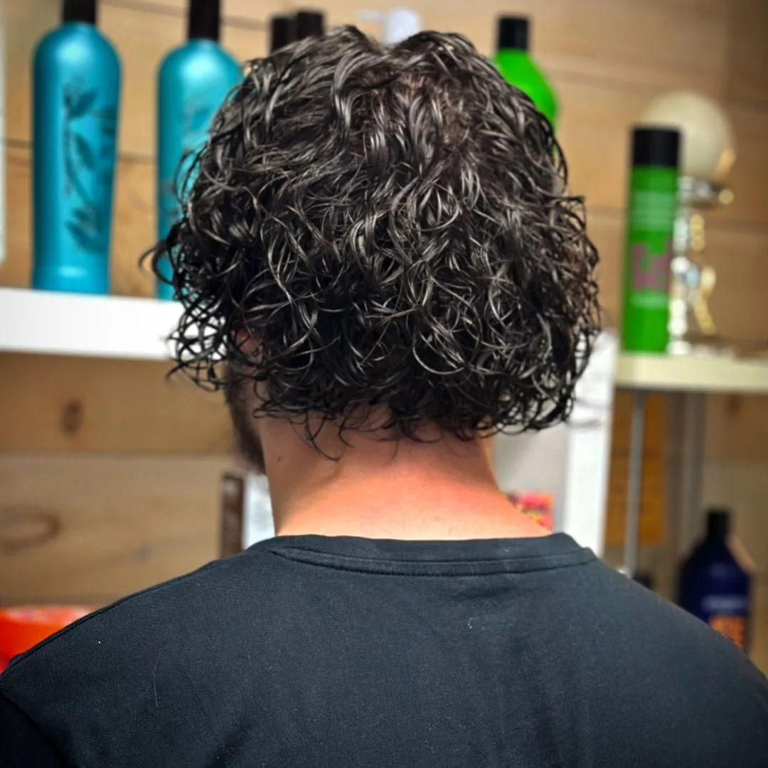 Coupe homme, cheveux bouclés